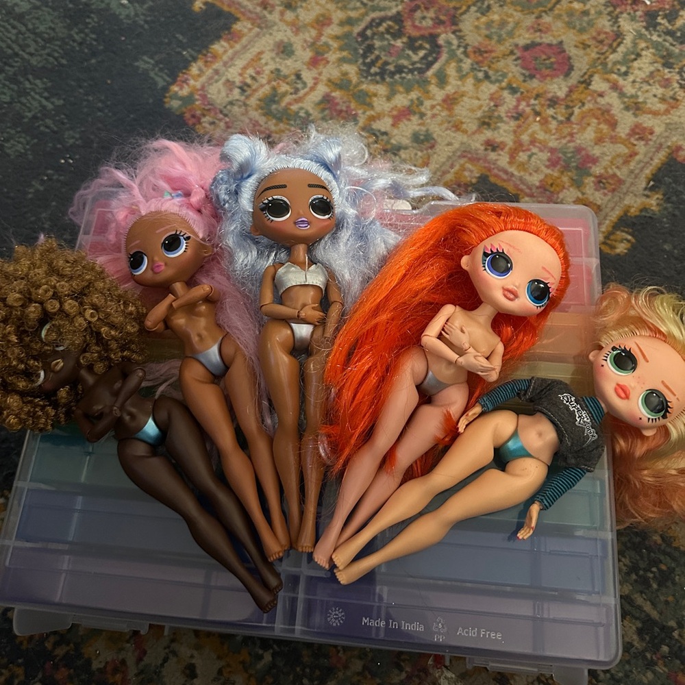 Five LOL dolls,some missing hands but fit standard pieces.